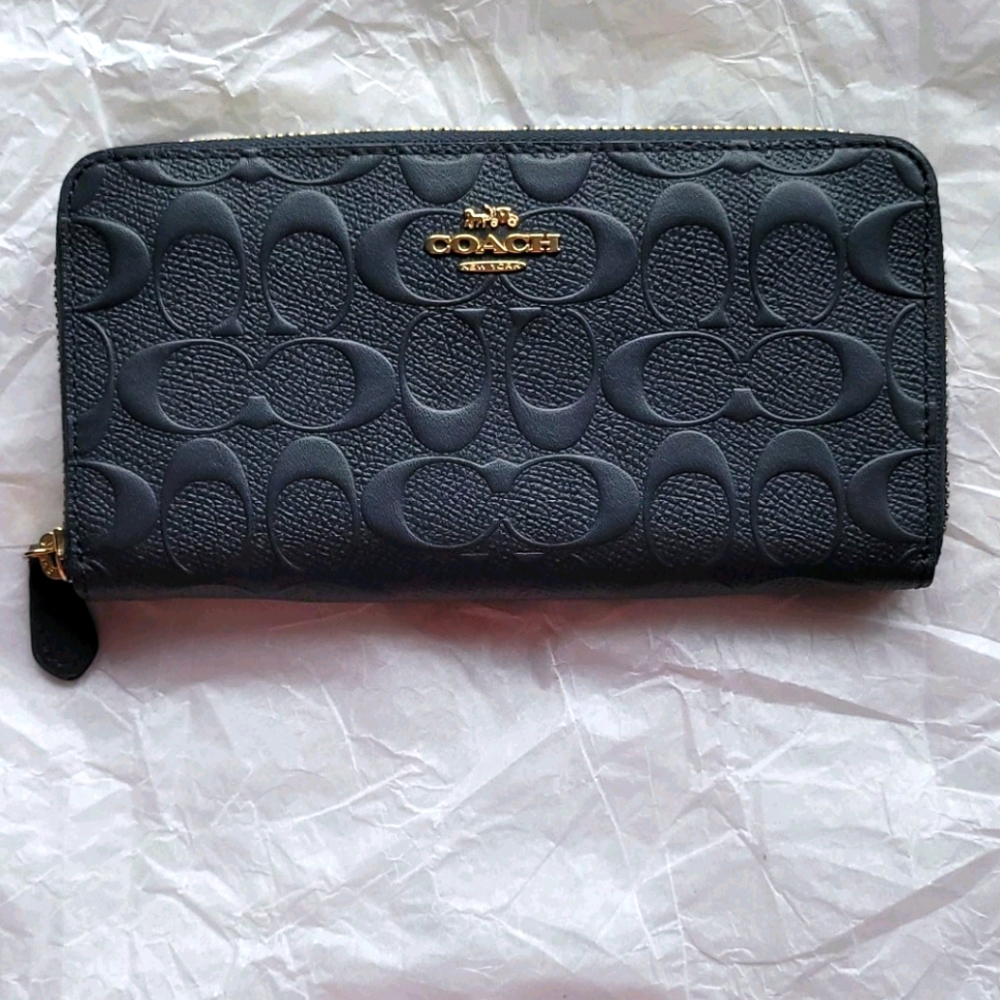 Coach wallet Navy color Bran New! perfect size